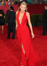 高清组图：布莱克-莱弗利回眸娇笑