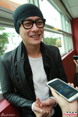 组图：黄宗泽秘恋大五岁女模 忘情甜蜜互吻