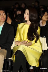 组图：范冰冰千万代言服饰 与老板热聊乐不拢嘴