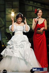 组图：孙浩英《歌剧明星》获胜 严智苑主持礼服抢眼