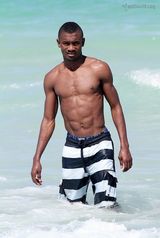 幻灯图集：科特迪瓦中场卡劳和女友迈阿密海滩戏水