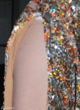 组图：孙敬媛演出现场遭冲动男粉丝撕裂长裙