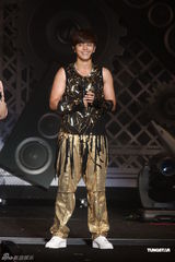 组图：罗志祥个唱妈妈现身 好友杨丞琳抱病助阵