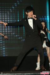 组图：林俊杰西装绅士献唱 自曝已一年未接吻