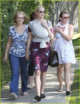 组图：34岁美国女星双胸托宝宝升级I奶