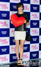 组图：郑京浩金素恩等捧爱心支持英国影片试映