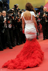 组图：《爱》戛纳首映 科尔白底红尾裙别具一格