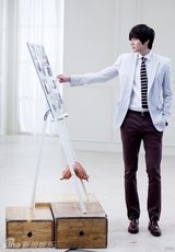 组图：李敏镐拍家具宣传片 变身设计师展雅致品味