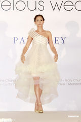 组图：Amanda S.订婚后首披婚纱 自称未婚夫很大方