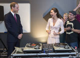 组图：威廉夫妇访澳洲 凯特王妃大玩DJ显亲民