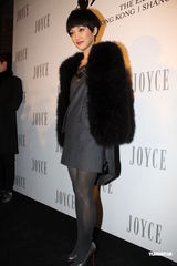 组图：周迅霍思燕出席品牌晚会 毛皮外套驱寒保暖