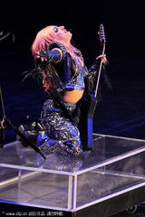 组图：Gaga温哥华半躺热舞露底 撑破皮裤秀臀部