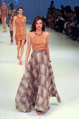 组图：奥兰多娇妻米兰达-可儿性感走秀妩媚多姿