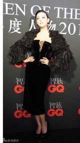组图：张雨绮出席GQ盛典范儿足 与徐克后台畅聊