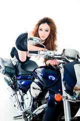 幻灯图集： 射手座美女徐嘉依写真变身机车女郎