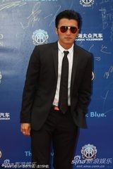 组图：谢霆锋张家辉杨受成亮相红毯展型男酷帅