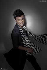 组图：赵会南春季写真 时尚帅气尽显型男本色