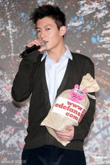 组图：陈冠希密集宣传新碟 期盼与周杰伦更多合作