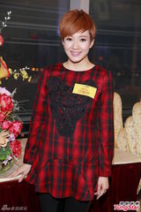 组图：薛家燕借出游了解子女恋情