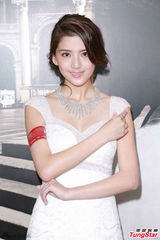 组图：吴千语穿婚纱亮相 妆容精致甜美妩媚