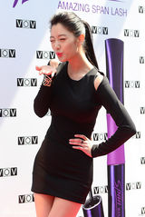 组图：性感女星Clara赤脚狂奔 波涛汹涌引围观