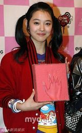 幻灯：f(x)Shinee出席练歌厅开业仪式 留手印纪念