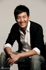 组图：李崇霄时尚写真大片 魅惑熟男显绅士风范