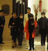 组图：张亮白色西装手插兜耍帅 被困旋转门尴尬