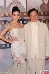 组图：成龙白衣亮相红毯 轻搂女伴小蛮腰