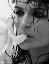 组图：丹麦超模海伦娜年过四十 全裸出镜仍火辣