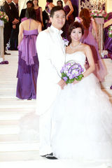 组图：朱凯婷与飞机师男友成婚 新娘露背婚纱抢眼