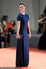 组图：《承诺》首映 豪尔穿长裙显优雅大方