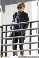 组图：斯威夫特黑外套出街 墨镜遮面举止低调