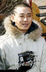 幻灯图集：韩国演员朱智勋入伍现场 为当兵做足准备