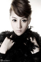 组图：于艾熙小洋装秀美肩 散发成熟女性性感魅力