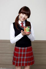 高清组图：韩人气团体Kara穿校服代言活力四射