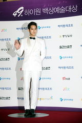 组图：众星亮相韩国百想艺术大赏