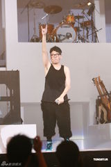 幻灯图集：好友农夫开演唱会 陈冠希现身力挺