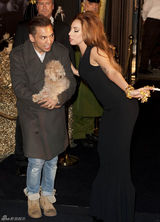 组图：Gaga伦敦香水发布会秀黄金指甲