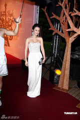 幻灯图：侯佩岑小洋装俏丽 白歆惠裙角飞扬