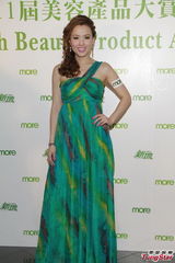 组图：阿Sa(蔡卓妍)迷你裙秀美腿 贾晓晨露事业线