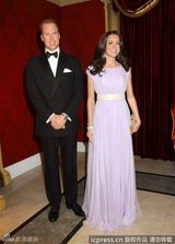 组图：威廉凯特庆纸婚推蜡像 戴安娜蜡像首披红装