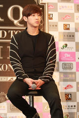 高清组图：东方神起香港火爆开唱 劲舞引疯狂