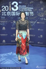 组图：林鹏黑丝配花裙亮相闭幕式蓝毯