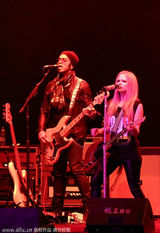 组图：艾薇儿南京开唱活力足 头戴牛角可爱激萌