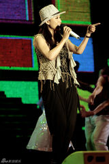 幻灯图：电影之歌进内江 苗圃公益献唱high翻全场