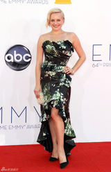 组图：《广告狂人》女星伊丽莎白-莫斯印花黑裙复古动人