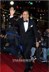 组图：安圣基西装革履亮相青龙奖红毯