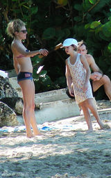 幻灯图：裘德-洛与西耶娜-米勒复合 海滨度假晒甜蜜