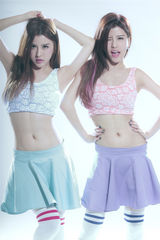 组图：BY2秀运动短裙 展露马甲线玩诱惑